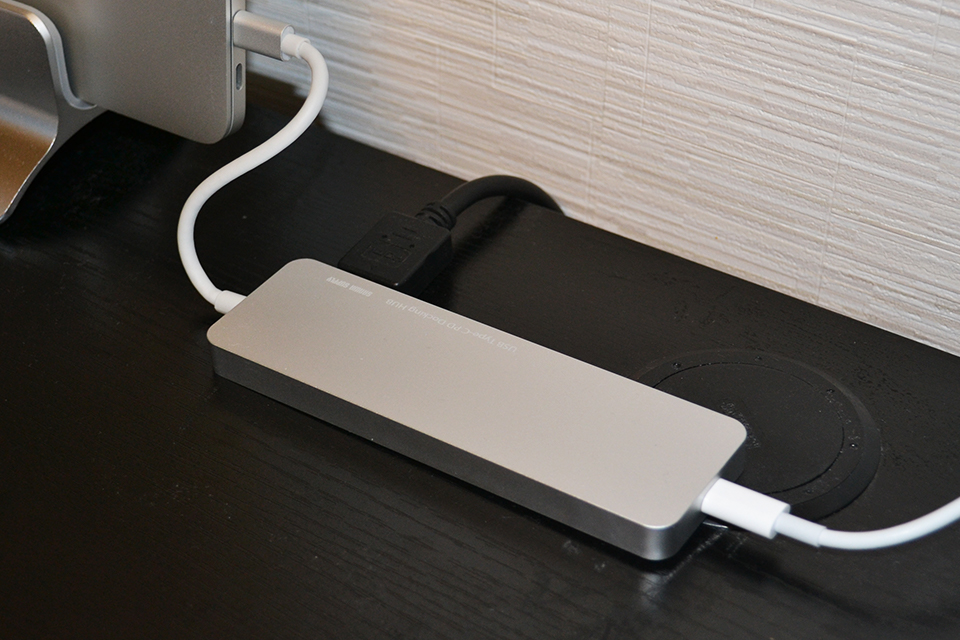 Mac用USBハブに接続したMacBook