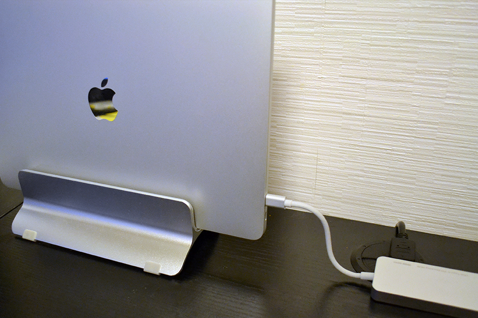 Macbook用スタンドに立てたMacbook