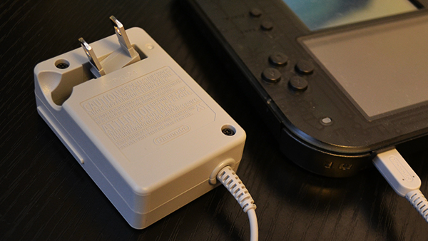 ニンテンドーDSとACアダプタ充電器